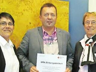 Das Zertifikat überreichte Gabriele Keymling (rechts) an den Ausbildungsleiter des BRK Haßberge, Wolfgang Brühl, und Ingrid Bach von der Servicestelle Ehrenamt des BRK Haßberge.  Foto: Sabine Weinbeer
