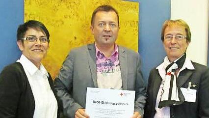 Das Zertifikat überreichte Gabriele Keymling (rechts) an den Ausbildungsleiter des BRK Haßberge, Wolfgang Brühl, und Ingrid Bach von der Servicestelle Ehrenamt des BRK Haßberge.  Foto: Sabine Weinbeer