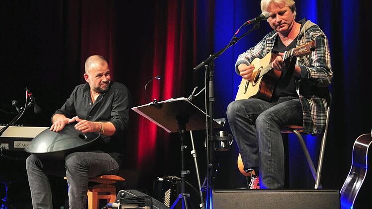 Schöne Musik und tolle Texte: Werner Schmidbauer & Martin Kälberer (von links) faszinierten ihr Publikum. Foto: Ulrike Langer
