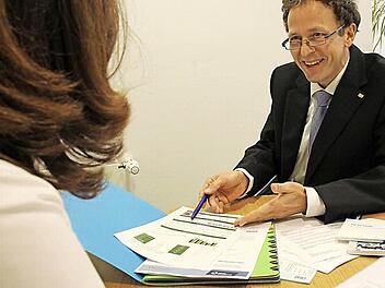 Kundenbetreuer Stefan Rieger erläutert einer Kundin das umfangreiche Starterpaket.  Foto: Benedikt Borst