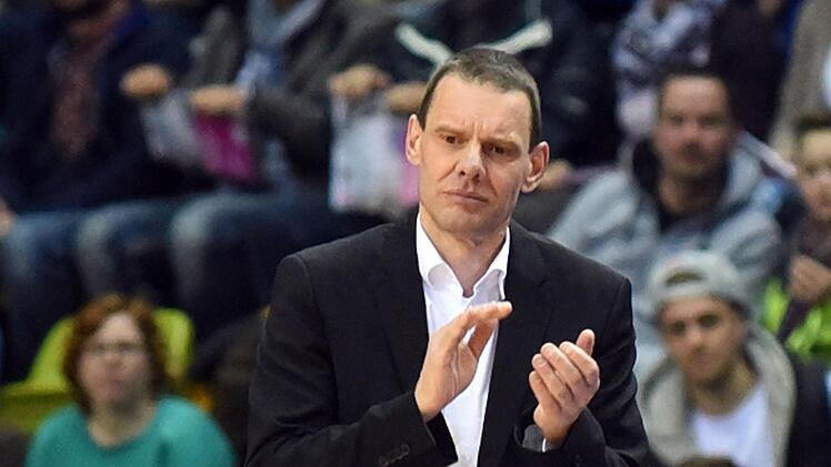 Trainer Michael Koch applaudiert seinem Team. Foto: Peter Mularczyk