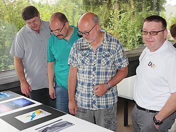 Viel Arbeit hatten die Juroren Michael Ewert, Michael Rogalla und Michael Scherhag vom Fototeam Rhein-Ruhr (links), um in Münnerstadt die besten Bilder für das Mainfränkische Fotofestival zu ermitteln. Rechts der Landesvorsitzendes des Deutschen Verbandes für Fotografie, Christian Schmidt (Hammelburg), der sich beim Rhönklub-Fotokreis dafür bedankte, dass er den Wettbewerb dieses Jahr betreut.  Foto: Dieter Britz