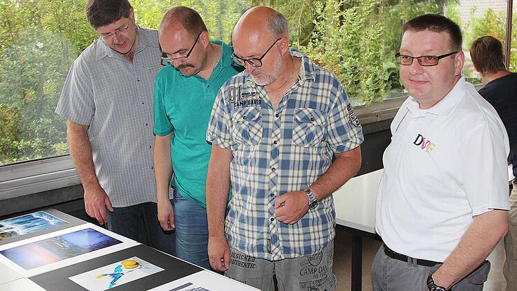 Viel Arbeit hatten die Juroren Michael Ewert, Michael Rogalla und Michael Scherhag vom Fototeam Rhein-Ruhr (links), um in Münnerstadt die besten Bilder für das Mainfränkische Fotofestival zu ermitteln. Rechts der Landesvorsitzendes des Deutschen Verbandes für Fotografie, Christian Schmidt (Hammelburg), der sich beim Rhönklub-Fotokreis dafür bedankte, dass er den Wettbewerb dieses Jahr betreut.  Foto: Dieter Britz