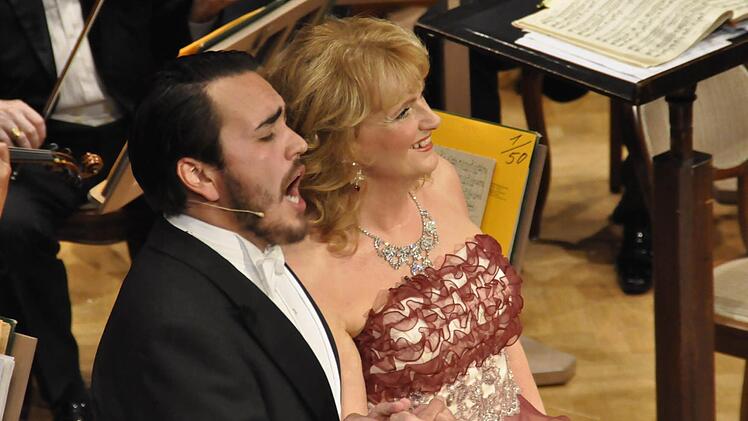 Iva Simon und Rodrigo Porras Garulo beim Duett "Ein Walzer muss es sein" aus "Die Rose von Stambul". Foto: Peter Klopf