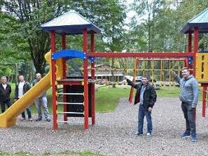 Mit vereinten Kräften haben der Bauhof und Mitglieder der Feuerwehr sowie des Frankenwaldvereines Grafengehaig zwei neue attraktive Spielgeräte auf dem Kinderspielplatz am Bauhof errichtet. Foto: Wulf