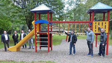 Mit vereinten Kräften haben der Bauhof und Mitglieder der Feuerwehr sowie des Frankenwaldvereines Grafengehaig zwei neue attraktive Spielgeräte auf dem Kinderspielplatz am Bauhof errichtet. Foto: Wulf