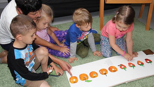 Sabine Kraus-Eckert im Gespr&auml;ch mit den Kindern Foto: Katharina M&uuml;ller-Sanke