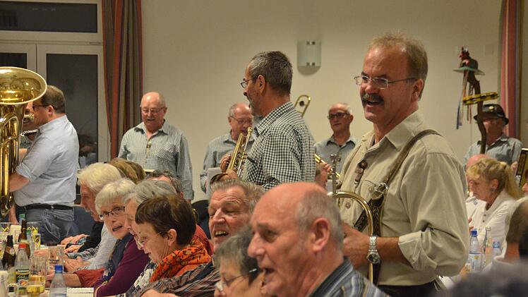 Ausgelassene Stimmung herrschte beim Abschiedskonzert der Waldfensterer Bergmusikanten im Pfarrgemeindezentrum Waldfenster. Foto: Kathrin Kupka-Hahn