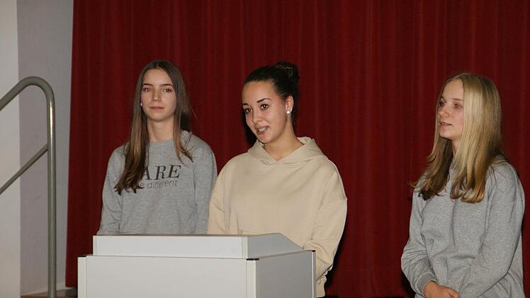 Die neuen Oberministrantinnen in Limbach sind (von links Nadine Reinwand, Lea Ullrich, Lisa Reinwand und Mona Scholl, die sich an Neujahr allerdings im Urlaub befand.  Fotos: Sabine Weinbeer