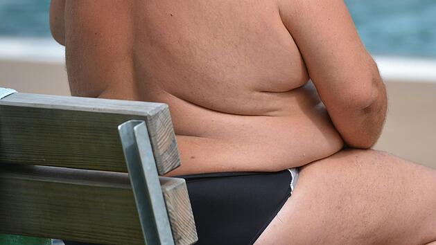 Die Gr&uuml;nde f&uuml;r &Uuml;bergewicht sind vielf&auml;ltig: Ungesundes Essen, zu wenig Bewegung, zu viel Stress, zu wenig Schlaf.S ymbolfoto: Franziska Kaufmann/ dpa