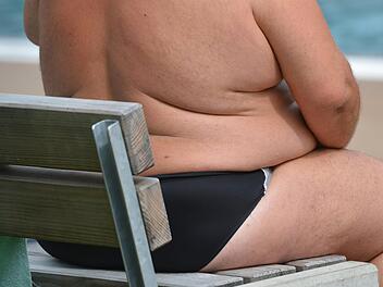 Die Gr&uuml;nde f&uuml;r &Uuml;bergewicht sind vielf&auml;ltig: Ungesundes Essen, zu wenig Bewegung, zu viel Stress, zu wenig Schlaf.S ymbolfoto: Franziska Kaufmann/ dpa