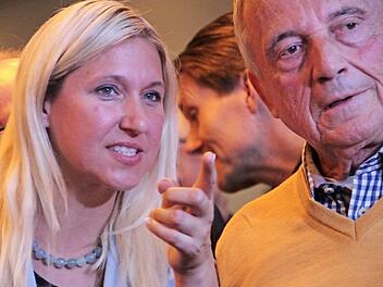 Freude sieht anders aus. Silke Launert und der Bayreuther Ex-Landrat Klaus-Günter Dietel staunen über das Wahlergebnis.  Fotos: Josef Hofbauer
