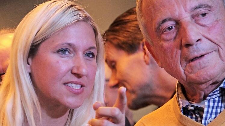 Freude sieht anders aus. Silke Launert und der Bayreuther Ex-Landrat Klaus-Günter Dietel staunen über das Wahlergebnis.  Fotos: Josef Hofbauer