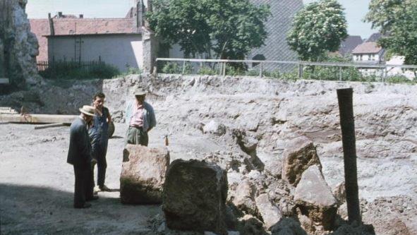 Schon bei Aushubarbeiten für  den Bau des  jetzt abgerissenen Rathauses stießen die Arbeiter auf Steine aus dem Fundament.