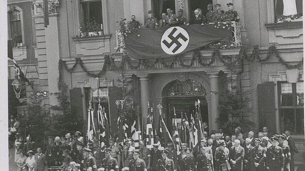 Braunhemden und Hitlerjungen versammeln sich auf der Rathaustreppe. Am 9. M&auml;rz 1933 erst&uuml;rmen Kampfverb&auml;nde den Sitzungssaal und erkl&auml;ren den 1. B&uuml;rgermeister Hans Hacker als abgesetzt. Fotos: Stadtarchiv Kulmbach