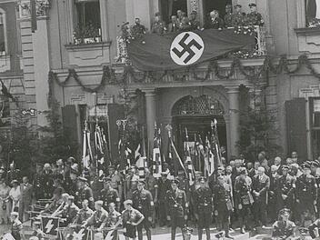 Braunhemden und Hitlerjungen versammeln sich auf der Rathaustreppe. Am 9. März 1933 erstürmen Kampfverbände den Sitzungssaal und erklären den 1. Bürgermeister Hans Hacker als abgesetzt. Fotos: Stadtarchiv Kulmbach