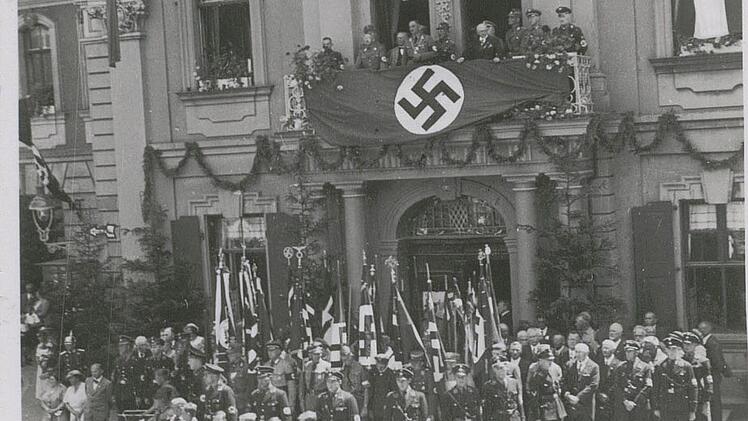 Braunhemden und Hitlerjungen versammeln sich auf der Rathaustreppe. Am 9. März 1933 erstürmen Kampfverbände den Sitzungssaal und erklären den 1. Bürgermeister Hans Hacker als abgesetzt. Fotos: Stadtarchiv Kulmbach