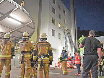 Klinik und Feuerwehr Kronach haben ihre Zusammenarbeit in einer Notfallsituation trainiert.