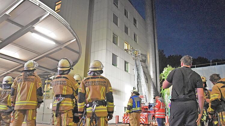 Klinik und Feuerwehr Kronach haben ihre Zusammenarbeit in einer Notfallsituation trainiert.