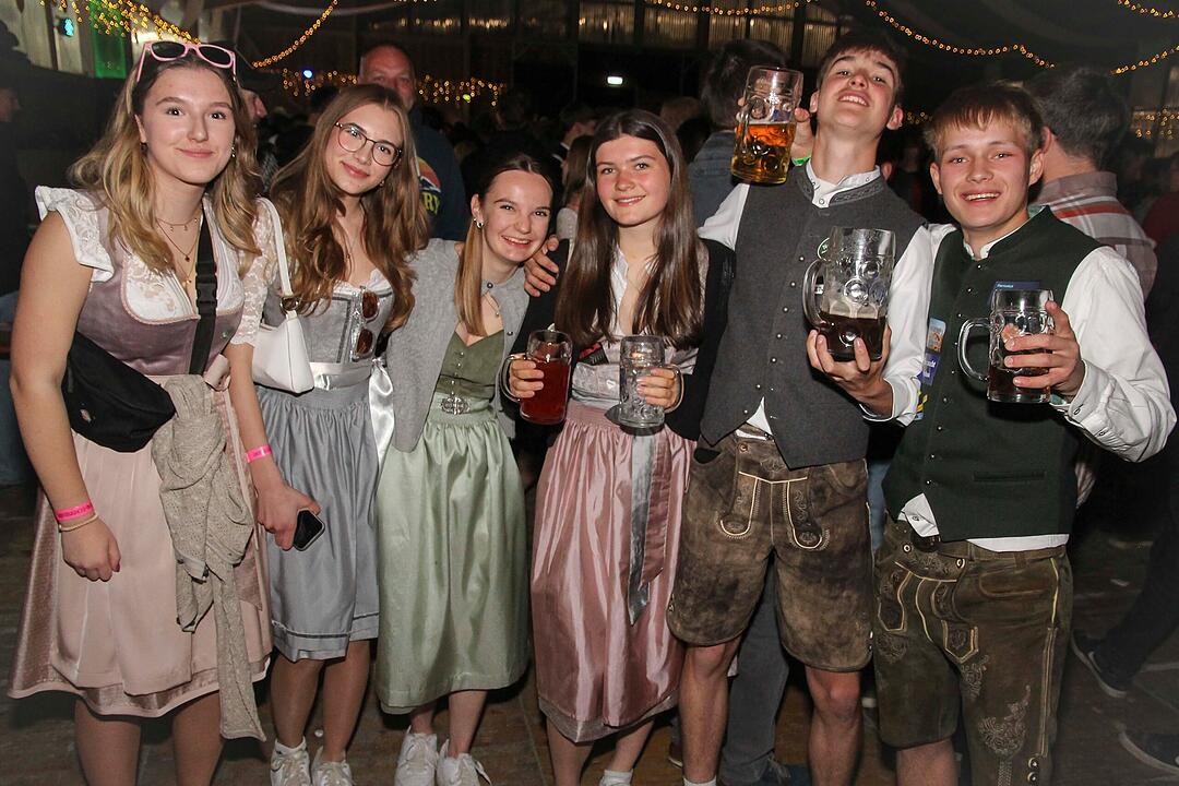 Gefeiert wurde mit der Kult-Partyrockband Radspitz!