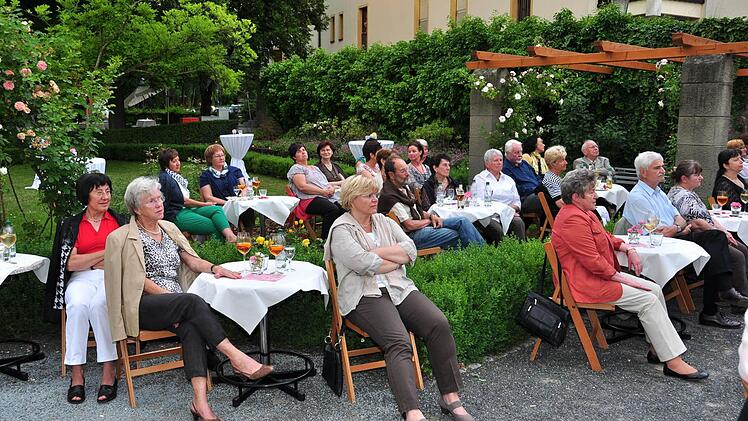 Der Rosengarten in der Promenade in Ha&szlig;furt bot, versehen mit Tischen und St&uuml;hlen,  eine stimmungsvolle Atmosph&auml;re f&uuml;r das Konzert am Wochenende. Die Besucher genossen die Darbietungen im Freien. Foto: ul