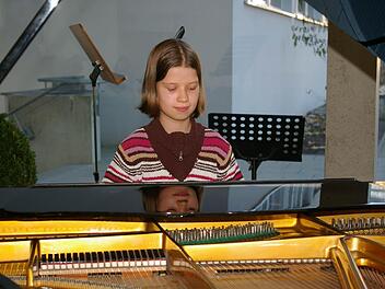 Kling gut, tut gut, ist gut: Constanze Baier (11 J.) spielt mit Beethoven ihre Fähigkeiten am Flügel aus.  Fotos: Tom Müller