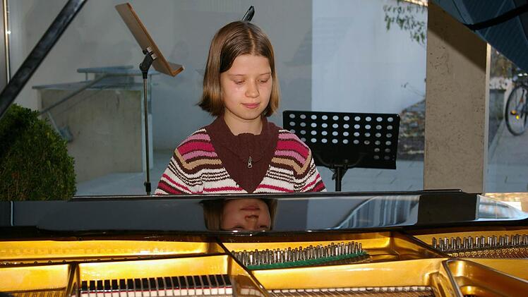 Kling gut, tut gut, ist gut: Constanze Baier (11 J.) spielt mit Beethoven ihre Fähigkeiten am Flügel aus.  Fotos: Tom Müller