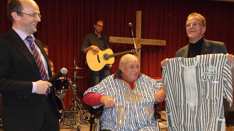 S.K.H. Nana Kofi Marfo, Häuptling der Aschanti im bürgerlichen Leben bekannt als Fritz Pawelzik feierte seinen 85. Geburtstag in der Christlichen Tagungsstätte Gästehäuser Hohe Rhön. Es gratulierten ihm herzlich Stefan Schroth (links) und Fritz Schroth (rechts). Foto: Eckert