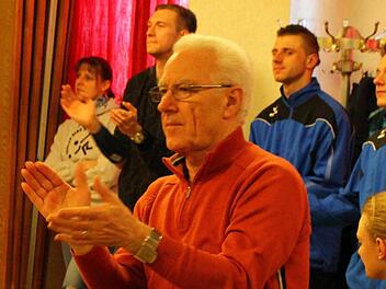 Der 1. Vorsitzende des PSW 21 Kitzingen, Ewald Greif, spendet mit den anderen Zuschauern Beifall für sein erfolgreiches Team, das kurz vor der Meisterschaft steht. Eigentlich ist dem Team der Titel nur noch theoretisch zu nehmen. Foto: Thomas