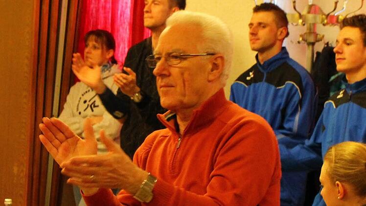 Der 1. Vorsitzende des PSW 21 Kitzingen, Ewald Greif, spendet mit den anderen Zuschauern Beifall für sein erfolgreiches Team, das kurz vor der Meisterschaft steht. Eigentlich ist dem Team der Titel nur noch theoretisch zu nehmen. Foto: Thomas