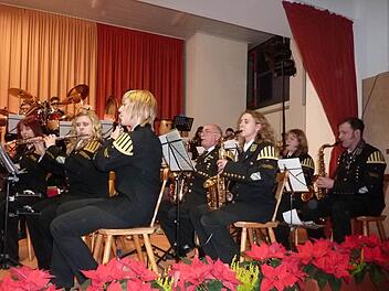 Nach monatelangen Proben ist die Bergmannskapelle Stockheim mit dem Dirigenten Hans Löffler für das 40. Weihnachtskonzert am ersten Weihnachtsfeiertag in der Stockheimer Schulturnhalle gut gerüstet. Foto: Gerd Fleischmann