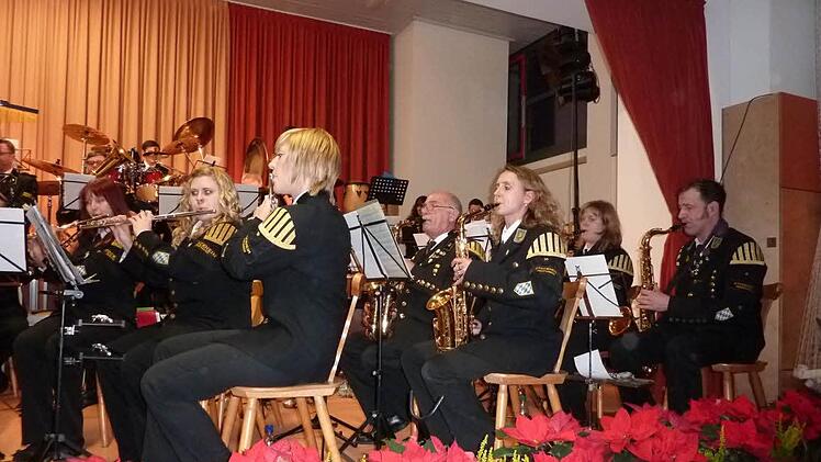 Nach monatelangen Proben ist die Bergmannskapelle Stockheim mit dem Dirigenten Hans Löffler für das 40. Weihnachtskonzert am ersten Weihnachtsfeiertag in der Stockheimer Schulturnhalle gut gerüstet. Foto: Gerd Fleischmann