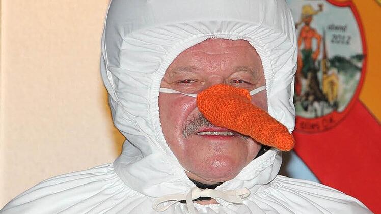 "Schneemann" Hans Haderlein trotzte dem Tauwetter.