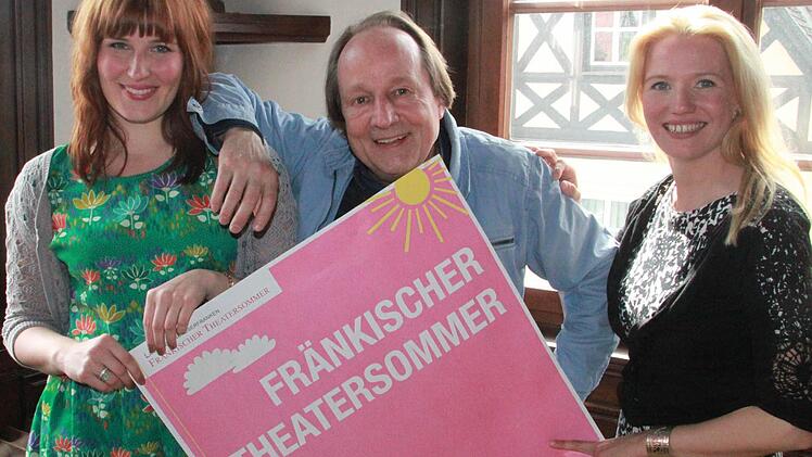 Jan Burdinski, der Künstlerische Leiter des Fränkischen Theatersommers, stellte gemeinsam mit den Schauspielerinnen Kirsten Annika Lange (rechts) und Laura Mann stellten das Programm der inzwischen fünften Spielzeit vor. Foto: Matthias Einwag