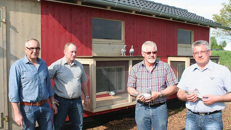 Die Väter der Idee vor dem neuen Taubenschlag: Herbert Schorr, Joachim Fries, Martin Schmidt und Wolfgang Bauer (von links). Foto: Evi Seeger