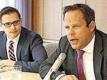 Klinikgeschäftsführer Florian Aschbrenner (links) und Regionalgeschäftsführer Martin Jonas informierten den Kreistag über die Entwicklung des Helios-Konzerns und die Auswirkungen auf die Helios Frankenwaldklinik Kronach.  Foto: Friedwald Schedel
