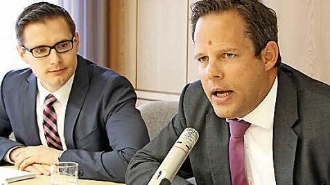 Klinikgeschäftsführer Florian Aschbrenner (links) und Regionalgeschäftsführer Martin Jonas informierten den Kreistag über die Entwicklung des Helios-Konzerns und die Auswirkungen auf die Helios Frankenwaldklinik Kronach.  Foto: Friedwald Schedel