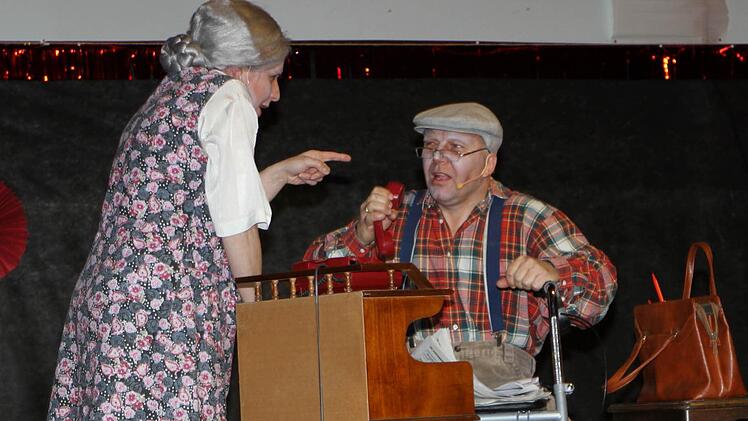 Ramona Schneiderbanger (links) und Herbert Rumpel bei der Ausübung eines besonderen Nebenjobs.