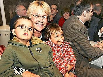 Seid umschlungen, ihr Enkel, ihr seid eine Freude: Susanne Kastner mit Janick und Mayra. Die sind mittlerweile genau zehn Jahre älter. Ein Bild von der Geburtstagsfeier in der Kellerburg. FT-Archivfoto: Barbara Herbst
