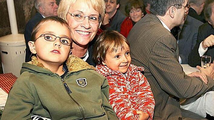 Seid umschlungen, ihr Enkel, ihr seid eine Freude: Susanne Kastner mit Janick und Mayra. Die sind mittlerweile genau zehn Jahre älter. Ein Bild von der Geburtstagsfeier in der Kellerburg. FT-Archivfoto: Barbara Herbst