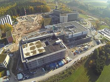 Der Bau des neuen Klinikums in Lichtenfels liegt gut im Zeitplan; in der Jahresmitte 2018 soll der Umzug von bisherigen Klinikum (im Hintergrund) bei laufendem Betrieb stattfinden. Foto: Landratsamt Lichtenfels