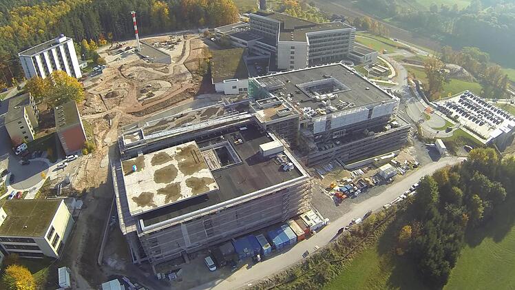 Der Bau des neuen Klinikums in Lichtenfels liegt gut im Zeitplan; in der Jahresmitte 2018 soll der Umzug von bisherigen Klinikum (im Hintergrund) bei laufendem Betrieb stattfinden. Foto: Landratsamt Lichtenfels