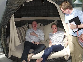 Ein Fall für zwei: Lars-Jörg Otto und Stine Michel stellen fest, dass die Kokons im "Baumwipfelbad" locker zwei Personen Platz bieten - da ist auch Bürgermeister Tobias Ehrlicher (rechts) zufrieden. Foto: Berthold Köhler