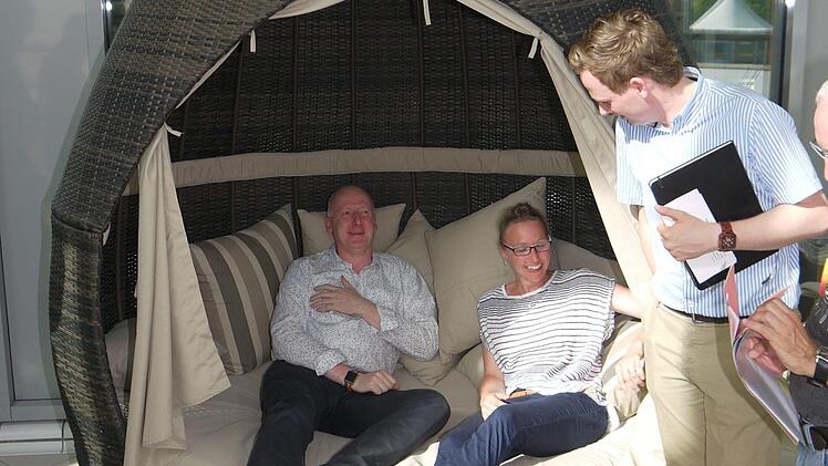 Ein Fall für zwei: Lars-Jörg Otto und Stine Michel stellen fest, dass die Kokons im "Baumwipfelbad" locker zwei Personen Platz bieten - da ist auch Bürgermeister Tobias Ehrlicher (rechts) zufrieden. Foto: Berthold Köhler