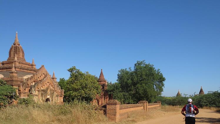 Auf sandigen Wegen geht es vorbei an zahlreichen Pagoden. Fotos: Michael Kraus