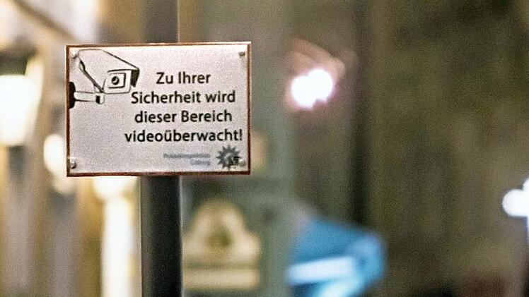 Schilder weisen an den Zugängen zum Steinweg darauf hin, dass Passanten hier unter Umständen im Fokus der Kameras sind. Fotos: Jochen Berger