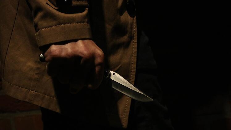 Drei Unbekannte haben einen Taxifahrer aus Erlangen mit einem Messer bedroht. Symbolfoto: Christopher Schulz