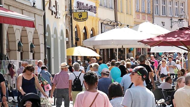 Die Stra&szlig;en waren voll am vergangenen verkaufsoffenen Sonntag, der erstmals in Verbindung mit dem Blues- und Jazzfestival stattfand. Doch in die Gesch&auml;fte verirrten sich wenig Kunden.  Foto: Sebastian Schanz