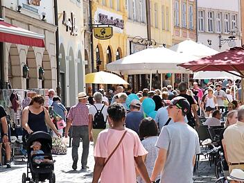 Die Straßen waren voll am vergangenen verkaufsoffenen Sonntag, der erstmals in Verbindung mit dem Blues- und Jazzfestival stattfand. Doch in die Geschäfte verirrten sich wenig Kunden.  Foto: Sebastian Schanz