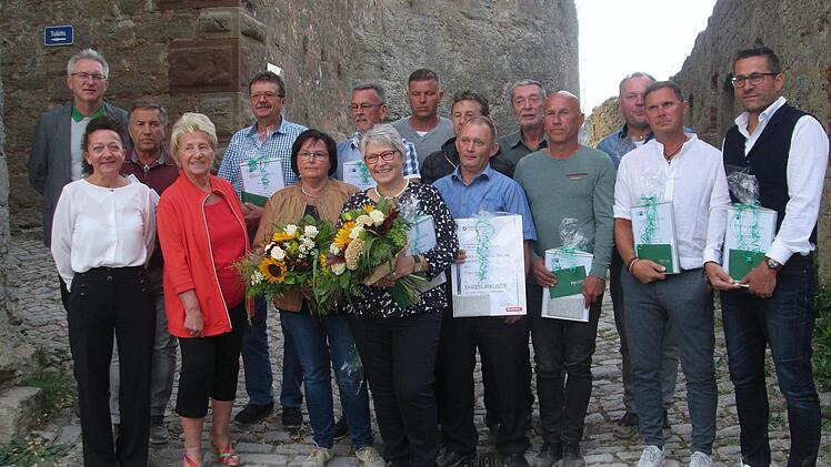 Gerne präsentierten sich die Geschäftsleitung und die IHK-Repräsentantin (links) mit den Jubilaren, die der Firma Ullrich seit 40 und seit 25 Jahren die Treue halten. Winfried Ehling